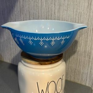 Pyrex snowflake garland 442 blue bowl